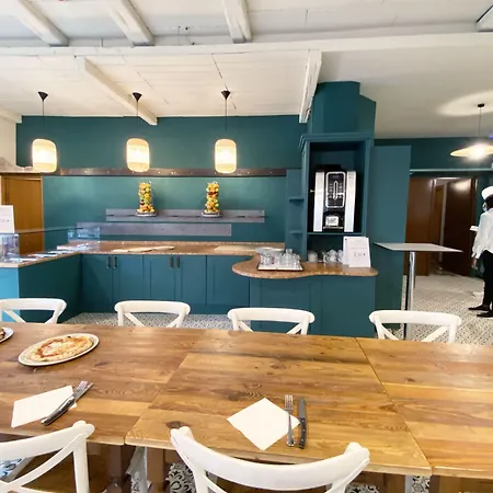 Astoria 3* 가르다